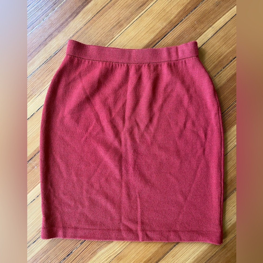 Vintage St John Marie Gray raspberry red knit mini Skirt